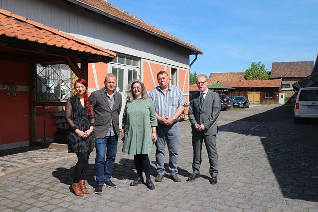 Bild: v.l.: Bereichsleiterin Sarah Schnause, Gesch&auml;ftsf&uuml;hrer Ren&eacute; K&uuml;bler, Sozialministerin Heike Werner, Hofchef Enrico Schmidt und Referatsleiter Matthias Frank