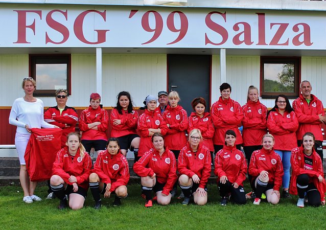 Bild: Die Damen der Frauenmannschaft des FSG Salza freut sich &uuml;ber neue Regenjacken