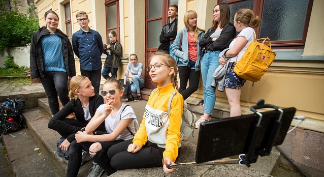 Bild: Die j&uuml;ngsten unter den jungen Schauspielern bringen ihr St&uuml;ck "Stimme(n)" nicht nur auf die B&uuml;hne
