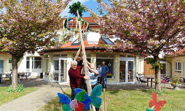 Bild: Maibaum im Sonnenhof