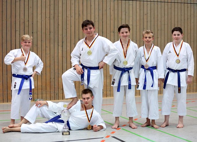 Bild: Nico Reim, Nico Wagner(am Boden), Nikolas Tismar, Fynn Quentin Ritter, Kevin Andree und Georg Dalek