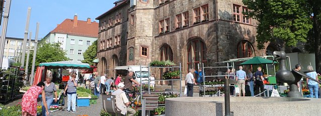 Bild: Markttreiben vor dem Rathaus