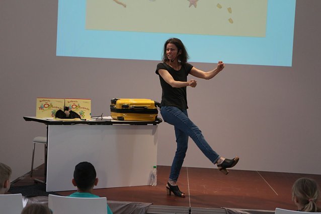 Bild: Zum Abschlussfest der "Lese&auml;ffchen" hat die Bibliothek Kinderbuchautorin Martina Baumbach eingeladen