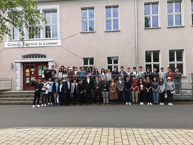 Bild: Chinesische Studentinnen und Studenten zu Besuch an der HSN