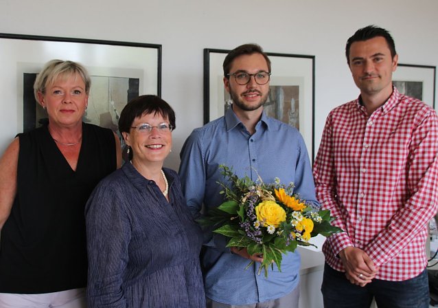 Bild: von links: Bettina Broszat, Vorsitzende des Personalrats, Hildegard Seidel, Leiterin der Stadtbibliothek, Vincent Eisfeld, Mitarbeiter der Stadtbibliothek, Martin Kohlhase, Sachgebietsleiter Persona