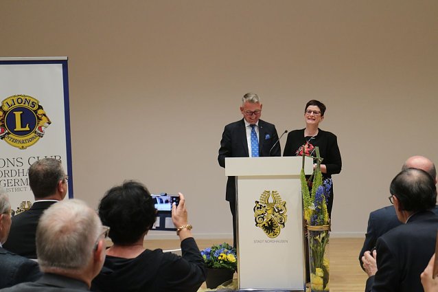 Bild: Die Begr&uuml;&szlig;ungsrede von Pr&auml;sident Oliver W&ouml;nnmann gab es, dank der Hilfe von Aude Hengstermann aus dem Sondersh&auml;user Club, gleich zweisprachig