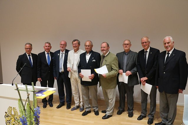 Bild: Geehrt f&uuml;r 25 Jahre Lions-Engagement: (v.r.) Friedrich Kray, Jochen Einenckel, Reiner Kirsch, Manfred Schr&ouml;ter, Bernhard Sourell und Alfred St&ouml;ber und Kurt Schrot (links)