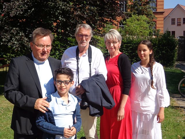 Bild: Richard Hentrich (links) war 15 Jahre lang Pfarrer am Dom zum heiligen Kreuz