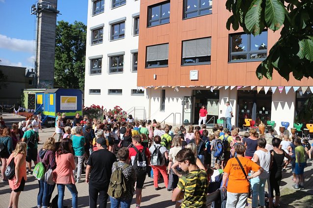 Bild: Das F&ouml;rderzentrum Pestalozzi erh&auml;lt Zuwachs - rund 50 neue Sch&uuml;ler und 25 neue P&auml;dagogen wurden heute am Geiersberg begr&uuml;&szlig;t