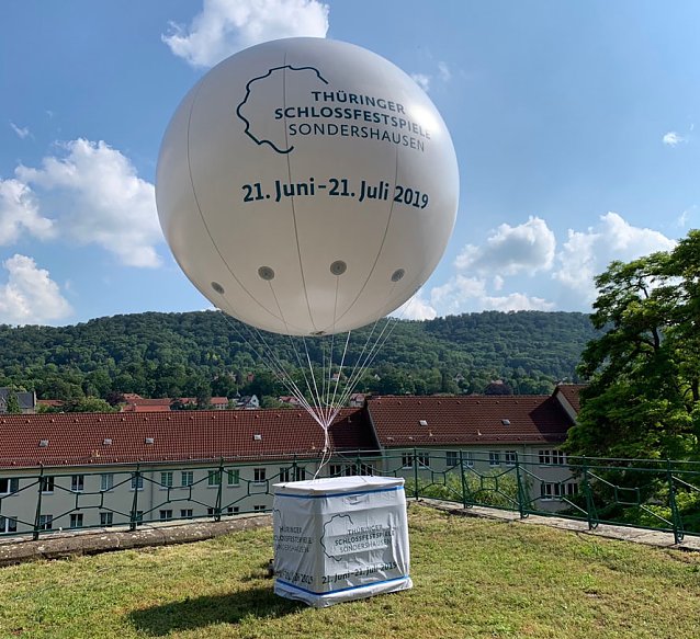 Bild: Riesenballon wirbt f&uuml;r die Schlossfestspiele