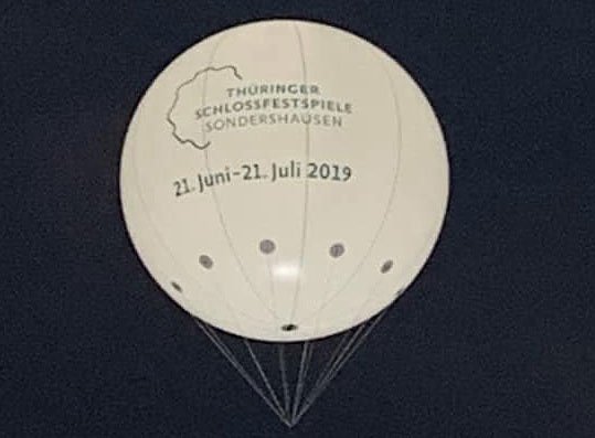 Bild: Riesenballon wirbt f&uuml;r die Schlossfestspiele