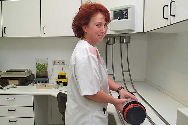 Bild: Die medizinisch-technische Assistentin Andrea K&uuml;hmstedt bei der Entnahme einer Probe im Labor des S&uuml;