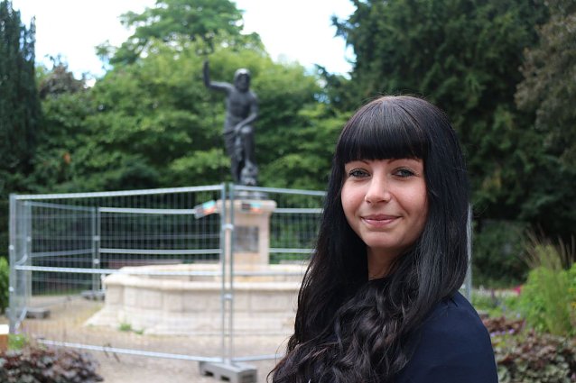Bild: Kunsthistorikerin Jessica Sophie M&uuml;ller vor dem Neptunbrunnen in der Promenade