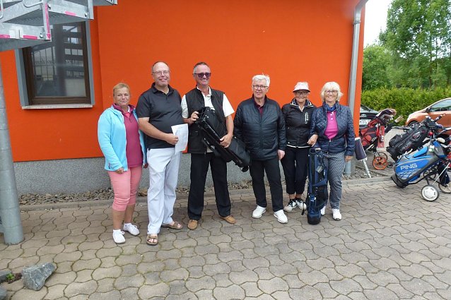 Bild: Zum 1. Platz im Brutto - Ergebnis qualifizierten sich Ren&eacute; Hagenfeld und Dr. Helmut Springer.