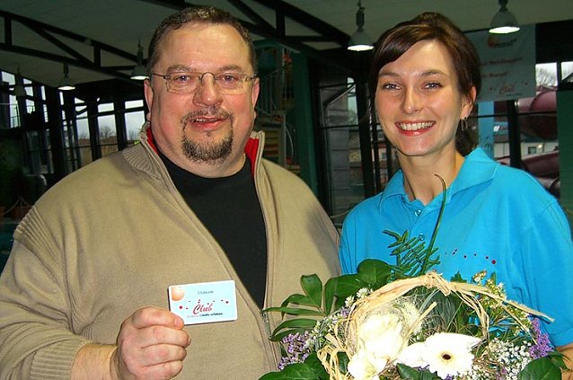 Bild: Sandra Wernsdorf gratuliert Herrn Kramer 