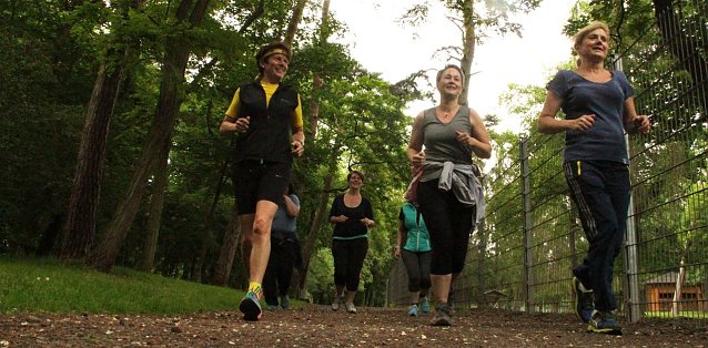Bild: Sabine Schr&ouml;der (links) mit ihrem Laufkurs im Stadtpark