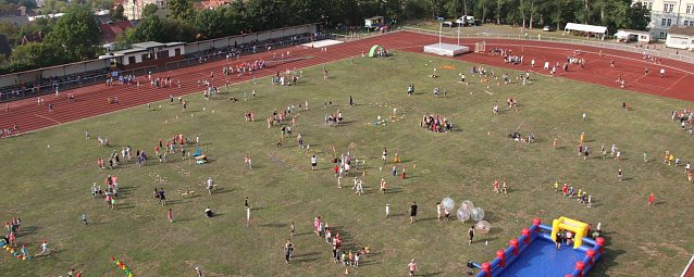 Bild: 1.232 Sch&uuml;lerinnen und Sch&uuml;ler, 30 Stationen - auf dem Hohekreuz-Sportplatz fand heute wieder der Schulanfangsaktionstag statt
