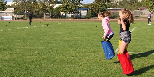 Bild: Die Sch&uuml;ler der Lessing-Schule weihten ihren Sportplatz mit einem gro&szlig;en Sport- und Spielfest ein