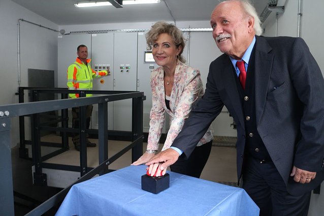 Bild: Ministerin Birgit Keller und Walter D&uuml;ck nehmen die neue Anlage in Betrieb