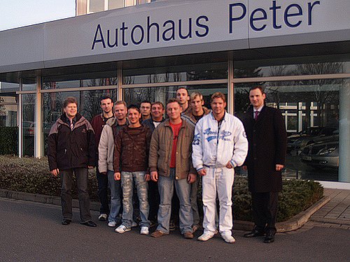 Bild: Rechts: Junior-Chef Andreas Peter, links: Ausbildungsleiter Achit T&ouml;lle