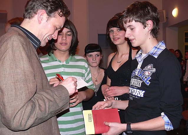 Bild: Begehrte Autogramme: Rob Pitcher