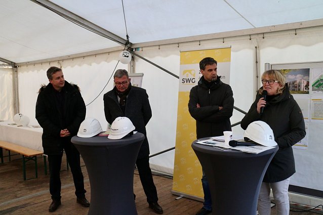Bild: v.l.: Fabian Viehrig, Mathias Duft, Oberb&uuml;germeister Kai Buchmann und SWG-Chefin Inge Klaan
