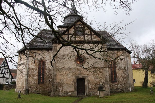 Bild: Das Gem&auml;uer der alten Dorfkirche stammt noch aus dem 11. Jahrhundert