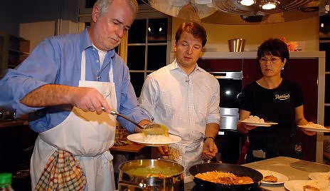 Bild: K&uuml;chenchef: J&uuml;rgen Reinholz mit Intendant Tietje