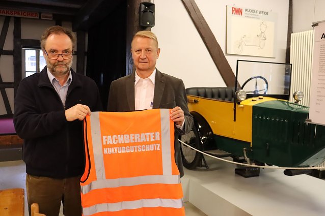 Bild: Torsten He&szlig;, Vorsitzende des Notfallverbundes und Mitarbeiter der Stiftung Gedenkst&auml;tten Buchenwald und Mittelbau-Dora, erh&auml;lt die Kulturgut-Notfallwesten aus den H&auml;nden von Norbert Grahl, Inhaber KDS Kopier- und Drucksysteme