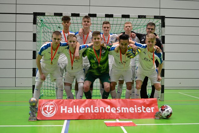Bild: Wacker Nordhausen ist Hallenlandesmeister der A-Junioren 2019/2020 v.l.: Fabian Schneider Utria, Konrad Schneider, Rune-Kjell Litzenberg, Bastian Seidel, Jens Penzler (Trainer). Vorne vlnr.: Anton K&ouml;nig, Richard Franz, Kevin Husung, Ramesh Hakimi, Marco Ostmann.