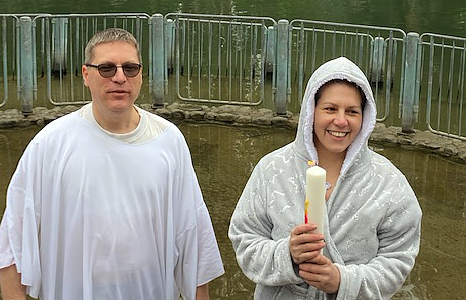 Bild: Einen ganz besonderen H&ouml;hepunkt erlebte unsere Michaela, die wie einst Jesus im Wasser des Jordan getauft wurde