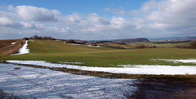 Bild: Fr&uuml;hjahrsaspekt der S&uuml;dharzer Gipskarstlandschaft  am Karstwanderweg bei Harzungen