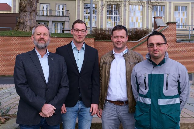 Bild: Prof. Folker Fl&uuml;ggen, Maschinenbau-Absolvent Nico Stang, Marco Buchmann und Andreas Benkstein von der DEKRA