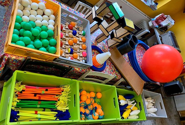 Bild: Zirkusmaterial f&uuml;r Zuhause