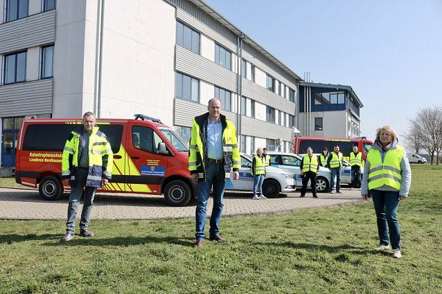 Bild: Ab heute sind Verwaltungsmitarbeiter des Landkreises zusammen mit Besch&auml;ftigten der Service Gesellschaft im Landkreisgebiet unterwegs