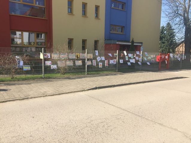 Bild: Schm&uuml;ckt den Zaun!