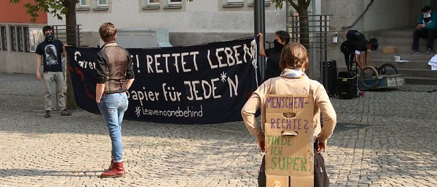 Bild: Demonstrieren unter Corona auf dem Nordh&auml;user Rathausplatz 