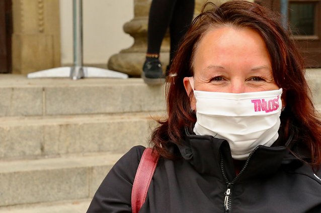 Bild: Sitzt perfekt: Kati Fl&ouml;der erprobte die neue Maske 