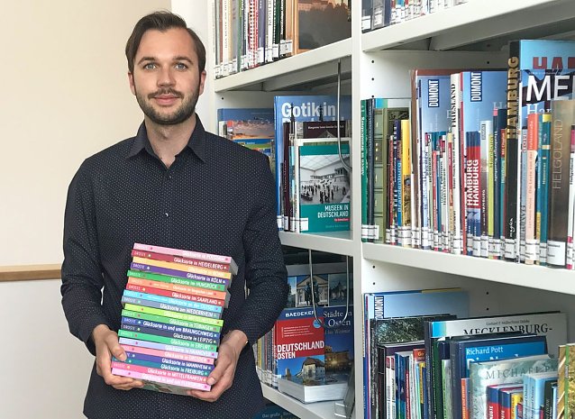 Bild: Literaturtipps aus der Bibliothek: Vincent Eisfeld bei der B&uuml;cherauswahl
