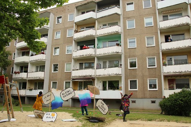 Bild: Am Ende der Show zeigten sich viele interessierte Gesichter auf Balkonen und hinter Fensterscheiben