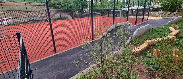 Bild: Skaterbahn f&uuml;r Grundsch&uuml;ler auf dem Schulhof in Petersdorf