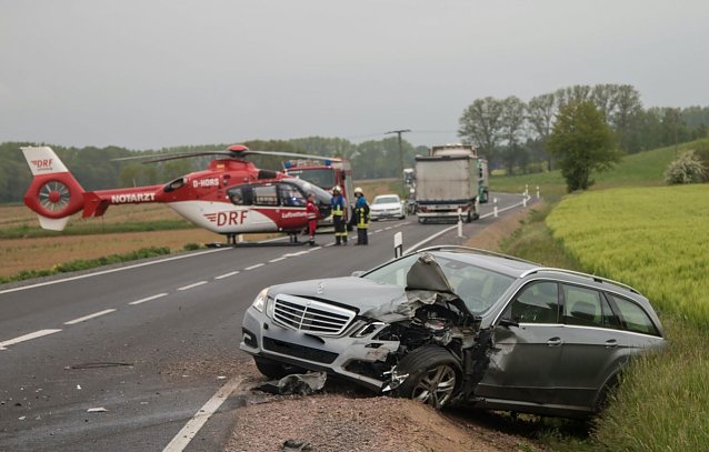 Bild: Schwerer Unfall auf der B243
