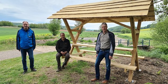 Bild: Freuen sich &uuml;ber die neue Wahlsch&auml;nke am Katzenschwanz�: Andreas Gerbothe, Uwe Kleemann und Andreas Heise (von links).