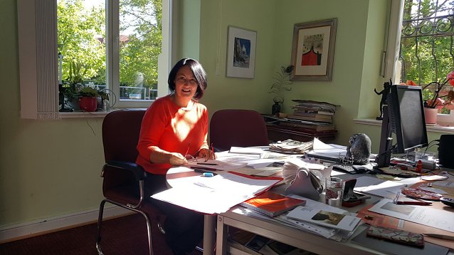 Bild:  Kunsthausleiterin Susanne Hinsching kuratiert derzeit die neue Sonderausstellung Einfach tierisch- Vom Hahn zum Pferd
