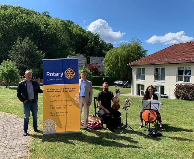 Bild: Musik f&uuml;r Senioren -  im Mai war der Rotary Club zu Gast im Sonnenhof