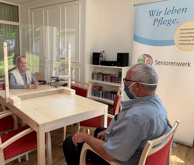 Bild: Besucher im Sonnenhof