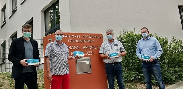 Bild: Ein gro&szlig;es Dankesch&ouml;n daf&uuml;r geht nicht nur an Prof. Heiser sondern besonders an die beiden Sponsoren der Masken, Torsten Buchwald, Gesch&auml;ftsf&uuml;hrer AHN Biotechnologie GmbH Nordhausen und dem Pr&auml;sidenten des Lions Club Nordhausen, Ulrich Ebert
