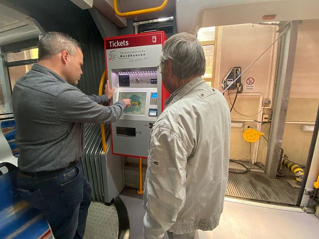 Bild: Stefan L&auml;nger, Betriebsleiter Stra&szlig;enbahnverkehr, erkl&auml;rt Dr. Maximilian Sch&ouml;nfelder, Behinderten-/Seniorenbeauftragter der Stadt Nordhausen, die neuen Fahrscheinautomaten