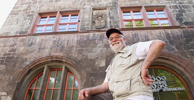 Bild: Michael Garke vor dem "Theodosius-Stein" am Nordh&auml;user Rathaus