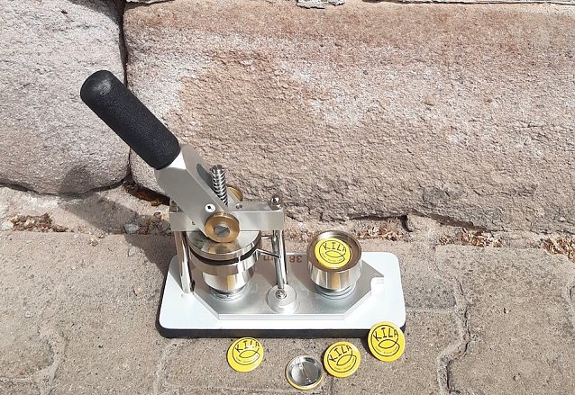 Bild: Buttonmaschine
